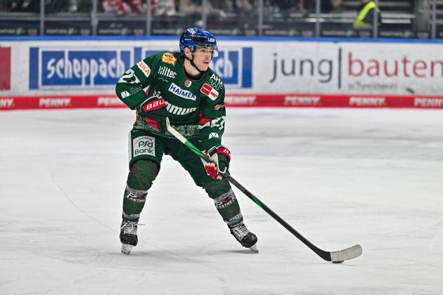 Penny DEL; Augsburger Panther - Fischtown Pinguins, 28.10.2025 am Puck Kyle MAYHEW (Augsburger Panther 27) Einzelfoto Freisteller beim match zwischen den Augsburger Panthern und den Fischtown Pinguins am 15. Spieltag der Penny DEL im Curt Frenzel Stadion am 28.10.2025 Copyright: xBEAUTIFULxSPORTS Goldbergx