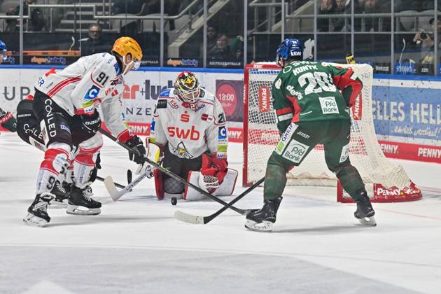 Penny DEL; Augsburger Panther - Fischtown Pinguins, 28.10.2025 Miha VERLIC (Fischtwon Pinguins 91) und Leon HUNGERECKER (Fischtown Pinguins 27) können gemeinsam vor Cody KUNYK (Augsburger Panther 20) klären beim match zwischen den Augsburger Panthern und den Fischtown Pinguins am 15. Spieltag der Penny DEL im Curt Frenzel Stadion am 28.10.2025 Copyright: xBEAUTIFULxSPORTS Goldbergx