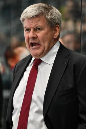 Penny DEL; Augsburger Panther - Fischtown Pinguins, 28.10.2025 im Bild Bill PETERS Trainer Augsburger Panther, Einzelfoto Freisteller beim match zwischen den Augsburger Panthern und den Fischtown Pinguins am 15. Spieltag der Penny DEL im Curt Frenzel Stadion am 28.10.2025 Copyright: xBEAUTIFULxSPORTS Goldbergx