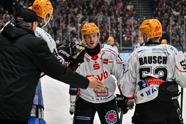 Penny DEL; Augsburger Panther - Fischtown Pinguins, 28.10.2025 Jubel der Bremerhavener nach dem Treffer zum 0-2 durch Ziga JEGLIC (Fischtown Pinguins 13), Tor Torschuetze Freude Happy beim match zwischen den Augsburger Panthern und den Fischtown Pinguins am 15. Spieltag der Penny DEL im Curt Frenzel Stadion am 28.10.2025 Copyright: xBEAUTIFULxSPORTS Goldbergx