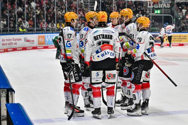 Penny DEL; Augsburger Panther - Fischtown Pinguins, 28.10.2025 im Bild das Team der Gäste beim match zwischen den Augsburger Panthern und den Fischtown Pinguins am 15. Spieltag der Penny DEL im Curt Frenzel Stadion am 28.10.2025 Copyright: xBEAUTIFULxSPORTS Goldbergx