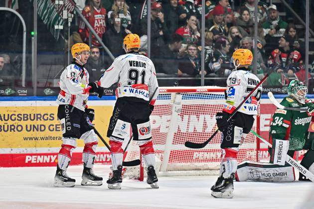 Penny DEL; Augsburger Panther - Fischtown Pinguins, 28.10.2025 Jubel der Bremerhavener nach dem Treffer zum 0-2 durch Ziga JEGLIC (Fischtown Pinguins 13), Tor Torschuetze Freude Happy beim match zwischen den Augsburger Panthern und den Fischtown Pinguins am 15. Spieltag der Penny DEL im Curt Frenzel Stadion am 28.10.2025 Copyright: xBEAUTIFULxSPORTS Goldbergx