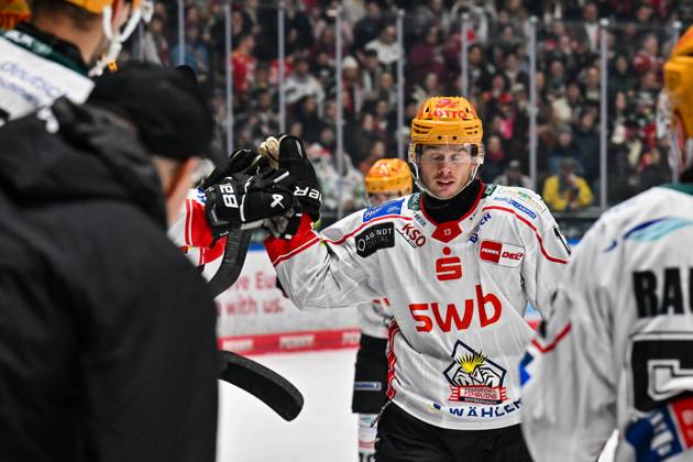 Penny DEL; Augsburger Panther - Fischtown Pinguins, 28.10.2025 Jubel der Bremerhavener nach dem Treffer zum 0-2 durch Ziga JEGLIC (Fischtown Pinguins 13), Tor Torschuetze Freude Happy beim match zwischen den Augsburger Panthern und den Fischtown Pinguins am 15. Spieltag der Penny DEL im Curt Frenzel Stadion am 28.10.2025 Copyright: xBEAUTIFULxSPORTS Goldbergx
