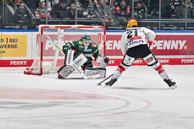 Penny DEL; Augsburger Panther - Fischtown Pinguins, 28.10.2025 in dieser Szene scheitert Nico KRÄMMER (Fischtwon Pinguins 21) mit seinem alleingang an Michael GARTEIG (Augsburger Panther 34) beim match zwischen den Augsburger Panthern und den Fischtown Pinguins am 15. Spieltag der Penny DEL im Curt Frenzel Stadion am 28.10.2025 Copyright: xBEAUTIFULxSPORTS Goldbergx