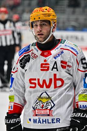 Penny DEL; Augsburger Panther - Fischtown Pinguins, 28.10.2025 im bild Alxex FRIESEN (Fischtown Pinguins 57), Einzelfoto Freisteller beim match zwischen den Augsburger Panthern und den Fischtown Pinguins am 15. Spieltag der Penny DEL im Curt Frenzel Stadion am 28.10.2025 Copyright: xBEAUTIFULxSPORTS Goldbergx