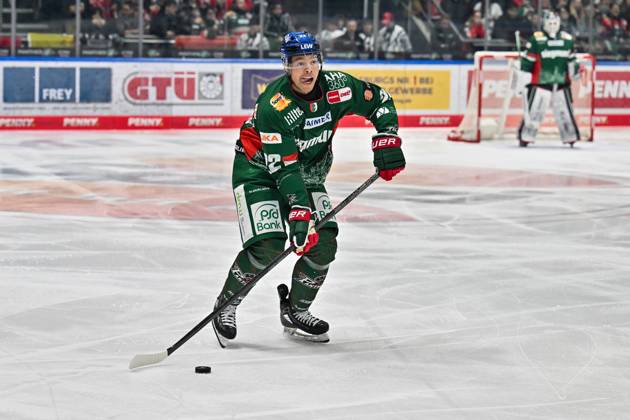 Penny DEL; Augsburger Panther - Fischtown Pinguins, 28.10.2025 am Puck Madison BOWEY (Augsburger Panther 22) Einzelfoto Freisteller beim match zwischen den Augsburger Panthern und den Fischtown Pinguins am 15. Spieltag der Penny DEL im Curt Frenzel Stadion am 28.10.2025 Copyright: xBEAUTIFULxSPORTS Goldbergx