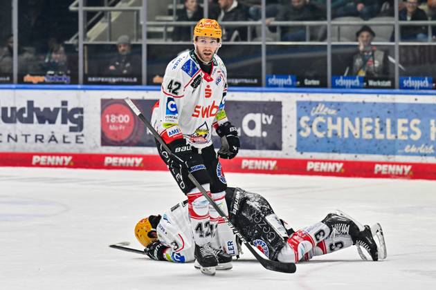 Penny DEL; Augsburger Panther - Fischtown Pinguins, 28.10.2025 der vo Puck getroffene Bennet ROßMY (Fischtwon Pinguins 73) fährt mit Schmerzen vom Eis beim match zwischen den Augsburger Panthern und den Fischtown Pinguins am 15. Spieltag der Penny DEL im Curt Frenzel Stadion am 28.10.2025 Copyright: xBEAUTIFULxSPORTS Goldbergx