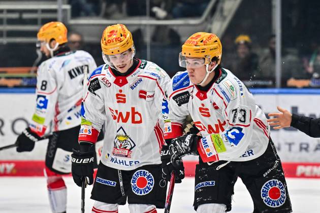 Penny DEL; Augsburger Panther - Fischtown Pinguins, 28.10.2025 der vo Puck getroffene Bennet ROßMY (Fischtwon Pinguins 73) fährt mit Schmerzen vom Eis beim match zwischen den Augsburger Panthern und den Fischtown Pinguins am 15. Spieltag der Penny DEL im Curt Frenzel Stadion am 28.10.2025 Copyright: xBEAUTIFULxSPORTS Goldbergx