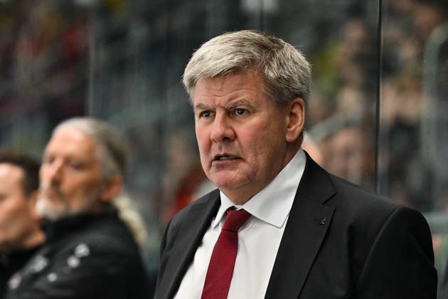 Penny DEL; Augsburger Panther - Fischtown Pinguins, 28.10.2025 im Bild Bill PETERS Trainer Augsburger Panther, Einzelfoto Freisteller beim match zwischen den Augsburger Panthern und den Fischtown Pinguins am 15. Spieltag der Penny DEL im Curt Frenzel Stadion am 28.10.2025 Copyright: xBEAUTIFULxSPORTS Goldbergx