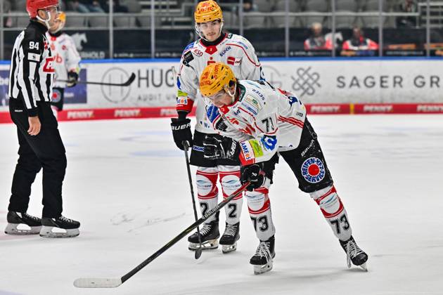 Penny DEL; Augsburger Panther - Fischtown Pinguins, 28.10.2025 der vo Puck getroffene Bennet ROßMY (Fischtwon Pinguins 73) fährt mit Schmerzen vom Eis beim match zwischen den Augsburger Panthern und den Fischtown Pinguins am 15. Spieltag der Penny DEL im Curt Frenzel Stadion am 28.10.2025 Copyright: xBEAUTIFULxSPORTS Goldbergx