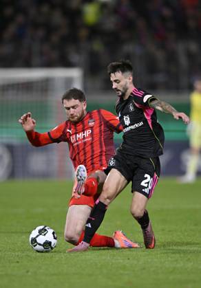 Zweikampf, Aktion Budu Zivzivadze Siwsiwadse 1. FC Heidenheim 1846 FCH (11) gegen Fabio Vieira Hamburger SV HSV (20) 1. FC Heidenheim 1846 FCH vs Hamburger SV HSV DFB-Pokal Zweite Runde 28.10.2025 DFL REGULATIONS PROHIBIT ANY USE OF PHOTOGRAPHS AS IMAGE SEQUENCES AND OR QUASI-VIDEO 1. FC Heidenheim 1846 FCH vs Hamburger SV HSV
