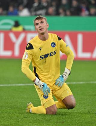 Torwart Hans Christian Bernat (Karlsruher SC) 28.10.2025, Fussball DFB Pokal, Saison 2025 2026, 2. Runde, Borussia Mönchengladbach - Karlsruher SC 3:1 DFB regulations prohibit any use of photographs as image sequences and or quasi-video Moenchengladbach Borussia Park Nordrhein Westfalen Deutschland