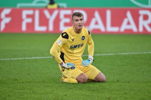 Torwart Hans Christian Bernat (Karlsruher SC) 28.10.2025, Fussball DFB Pokal, Saison 2025 2026, 2. Runde, Borussia Mönchengladbach - Karlsruher SC 3:1 DFB regulations prohibit any use of photographs as image sequences and or quasi-video Moenchengladbach Borussia Park Nordrhein Westfalen Deutschland