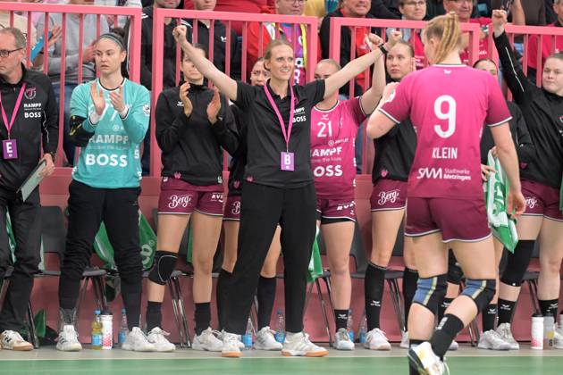Miriam Hirsch (TusSies Metzingen, Trainerin) Jubelt TusSies Metzingen vs. HSG Bensheim Auerbach, Handball, Alsco HBF, 5.Ligaspieltag, Saison 2025 2026, 29.10.2025 TusSies Metzingen vs. HSG Bensheim Auerbach, Handball, Alsco HBF, 5.Ligaspieltag, Saison 2025 2026, 29.10.2025 Tuebingen Copyright: xEibner-Pressefoto TobiasxBaurx EP_TBR