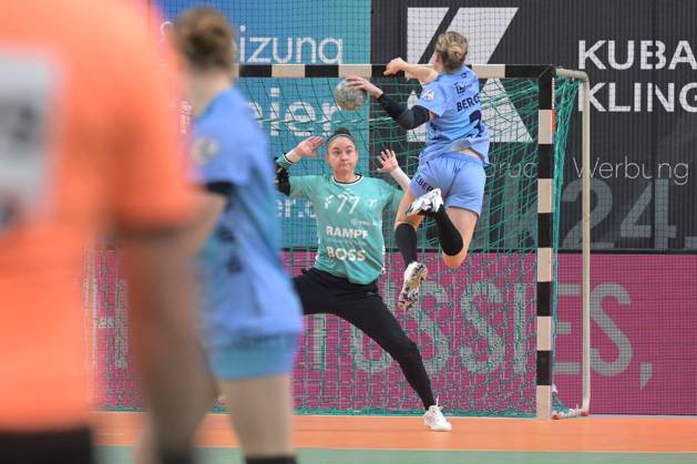 Sara Suba (TusSies Metzingen, 77) im Tor gegen Amelie Berger (HSG Bensheim Auerbach, 03) TusSies Metzingen vs. HSG Bensheim Auerbach, Handball, Alsco HBF, 5.Ligaspieltag, Saison 2025 2026, 29.10.2025 TusSies Metzingen vs. HSG Bensheim Auerbach, Handball, Alsco HBF, 5.Ligaspieltag, Saison 2025 2026, 29.10.2025 Tuebingen Copyright: xEibner-Pressefoto TobiasxBaurx EP_TBR