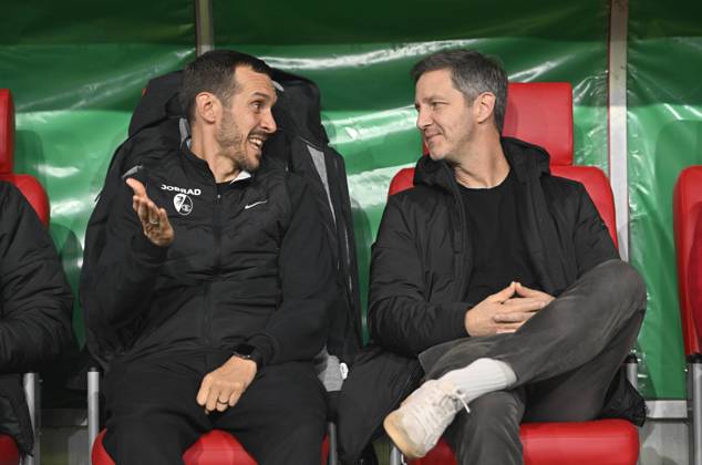 Trainer Julian Schuster (SC Freiburg) Gespraech mit Jochen SAIER r. (FR, Vorstand Fussball, DFB Pokal, 2. Hauptrunde, Fortuna Duesseldorf - SC Freiburg, am 29.10.2025 in Duesseldorf Deutschland. DFB regulations prohibit any use of photographs as image sequences and or quasi-video Â