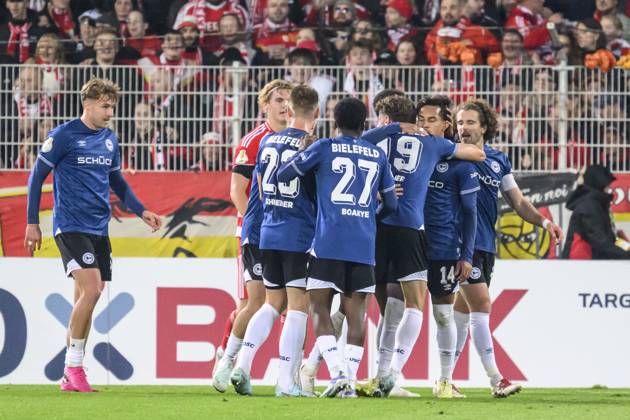 im Bild v.l.: Tor, Treffer, Jubel, Torjubel, Freude, Begeisterung, feiert, nach 1:1 Ausgleich, GER, Berlin, 1. FC Union Berlin vs. Arminia Bielefeld - (DFB Pokal), Bundesliga, Fussball, DFB, Spielzeit 2025 2026, Alte Foersterei, DFB DFL REGULATIONS PROHIBIT ANY USE OF PHOTOGRAPHS AS IMAGE SEQUENCES AND OR QUASI-VIDEO, 29.10.25, Copyright: HMBxMedia UwexKoch