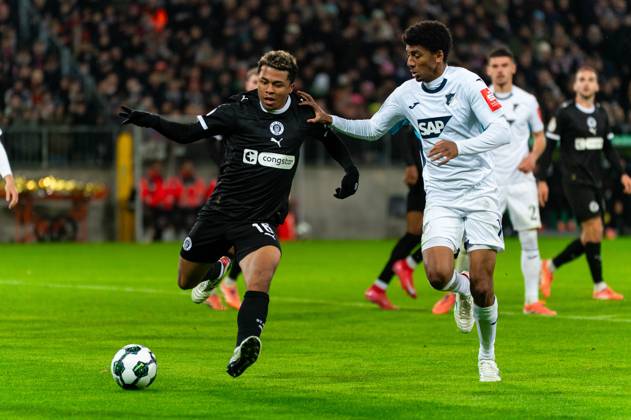 Joel Chima Fujita (FC St. Pauli, 16) im Dribbling gegen Bernardo (TSG 1899 Hoffenheim, 13), GER, FC St. Pauli vs. TSG 1899 Hoffenheim, Fußball, DFB Pokal, 2. Runde, Saison 2025 2026, 28.10.2025 DFL REGULATIONS PROHIBIT ANY USE OF PHOTOGRAPHS AS IMAGE SEQUENCES AND OR QUASI-VIDEO GER, FC St. Pauli vs. TSG 1899 Hoffenheim, Fußball, DFB Pokal, 2. Runde, Saison 2025 2026, 28.10.2025 Hamburg Copyright: xEibner-Pressefoto MaxxVincenx EP_MVN