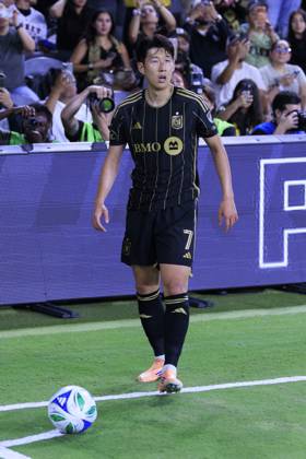 October 29, 2025, Los Angeles, California, USA: Son Heung-min 7 of the Los Angeles Football Club takes a corner kick during Game1 of the Audi 2025 MLS, Fussball Herren, USA Cup Playoffs game against the Austin FC on Wednesday October 29, 2025 at the BMO Stadium in Los Angeles, California. LAFC defeats Austin FC, 2-1. ARIANA RUIZ PI Los Angeles USA - ZUMAp124 20251029_zaa_p124_010 Copyright: xArianaxRuizx