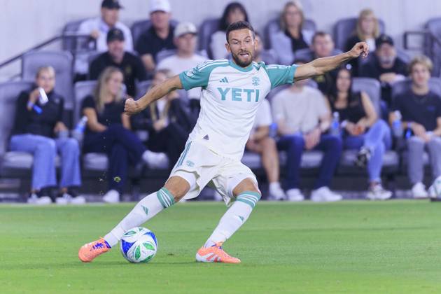 October 29, 2025, Los Angeles, California, USA: Brendan Hines-Ike 4 of the Austin FC passes the ball during Game1 of the Audi 2025 MLS, Fussball Herren, USA Cup Playoffs game against the Los Angeles Football Club on Wednesday October 29, 2025 at the BMO Stadium in Los Angeles, California. LAFC defeats Austin FC, 2-1. ARIANA RUIZ PI Los Angeles USA - ZUMAp124 20251029_zaa_p124_050 Copyright: xArianaxRuizx