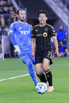 October 29, 2025, Los Angeles, California, USA: Son Heung-min 7 of the Los Angeles Football Club attempts to steal the ball from goalkeeper, Brad Stuver 1 of the Austin FC during Game1 of the Audi 2025 MLS, Fussball Herren, USA Cup Playoffs game on Wednesday October 29, 2025 at the BMO Stadium in Los Angeles, California. LAFC defeats Austin FC, 2-1. ARIANA RUIZ PI Los Angeles USA - ZUMAp124 20251029_zaa_p124_053 Copyright: xArianaxRuizx