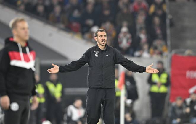 Trainer Julian Schuster (SC Freiburg) Gestik, Fussball, DFB Pokal, 2. Hauptrunde, Fortuna Duesseldorf - SC Freiburg 1:3, am 29.10.2025 in Duesseldorf Deutschland. DFB regulations prohibit any use of photographs as image sequences and or quasi-video Â