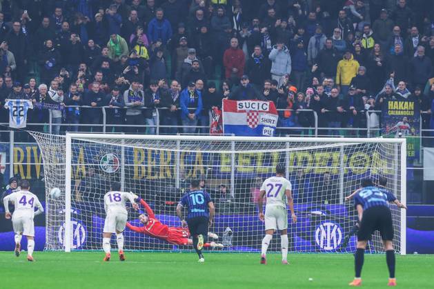 Hakan Calhanoglu of FC Internazionale scores a penalty during Serie A 2025 26 football match between FC Internazionale and ACF Fiorentina at San Siro Stadium Italy on 29 October 2025. Milan Stadio Giuseppe Meazza Milan Italy Copyright: xEPhotopressx SP24-1272-096