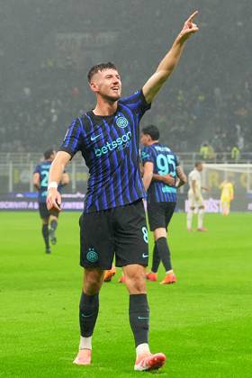 Inter MilanÕs Petar Sucic celebrates after scoring 2-0 during the Serie A soccer match between Inter and Fiorentina at the San Siro Stadium in Milan , north Italy - Wednesday , October 29 , 2025. - Soccer . Copyright: xSpada LaPressex