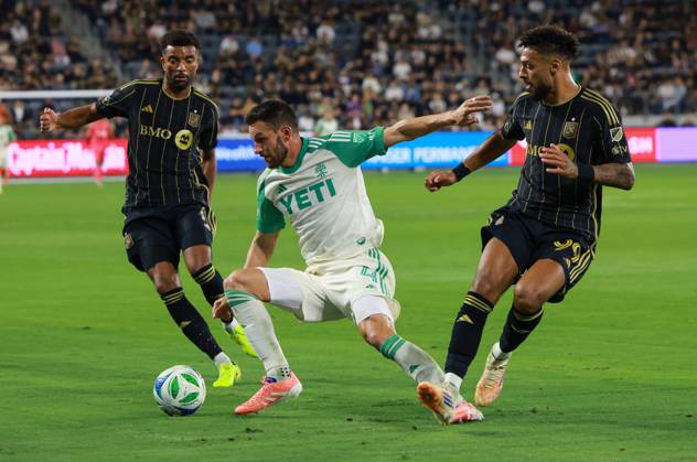 October 29, 2025, Los Angeles, California, USA: BRENDAN HINES-IKE of Austin FC competes for a loose ball as TIMOTHY TILLMAN and DENIS BOUANGA of LAFC close in. LAFC hosted Austin FC in Round 1 of the 2025 MLS, Fussball Herren, USA Cup Playoffs at BMO Stadium in Los Angeles. LAFC secured a 2-1 win at home. Los Angeles USA - ZUMAl167 20251029_znp_l167_004 Copyright: xRonxLyonx