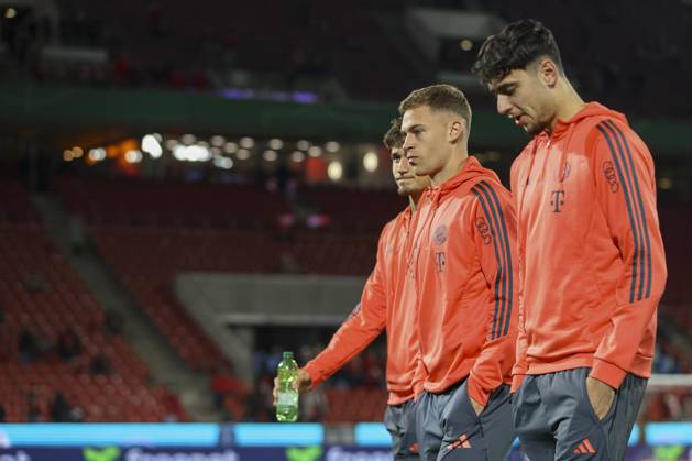 Tom Bischof (FC Bayern München), Joshua Kimmich (FC Bayern München) und Aleksander Pavlovic (FC Bayern München) schaut waehrend des DFB-Pokal Spiels 1.FC Köln v FC Bayern München, RheinEnergieStadion am 29. October 2025 in Köln, Deutschland. (Foto von Oliver Kaelke DeFodi Images) +++ Tom Bischof (FC Bayern München), Joshua Kimmich (FC Bayern München) und Aleksander Pavlovic (FC Bayern München) looks on during the DFB-Pokal match between 1.FC Köln v FC Bayern München at RheinEnergieStadion on October 29, 2025 in Cologne, Germany. (Photo by Oliver Kaelke DeFodi Images) (Photo by Oliver Kaelke DeFodi Images) Tom Bischof FC Bayern München , Joshua Kimmich FC Bayern München and Aleksander Pavlovic FC Bayern München looks on during the DFB Pokal match 1 FC Köln v FC Bayern München, RheinEnergieStadion on October 29, 2025 in Cologne, Germany Photo by Oliver Kaelke DeFodi Images Tom Bischof FC Bayern München , Joshua Kimmich FC Bayern München and Aleksander Pavlovic FC Bayern München looks on during the DFB Pokal match between 1 FC Köln v FC Bayern München at RheinEnergieStadion on October 29, 2025 in Cologne, Germany Photo by Oliver Kaelke DeFodi Images Photo by Oliver Kaelke DeFodi Images
