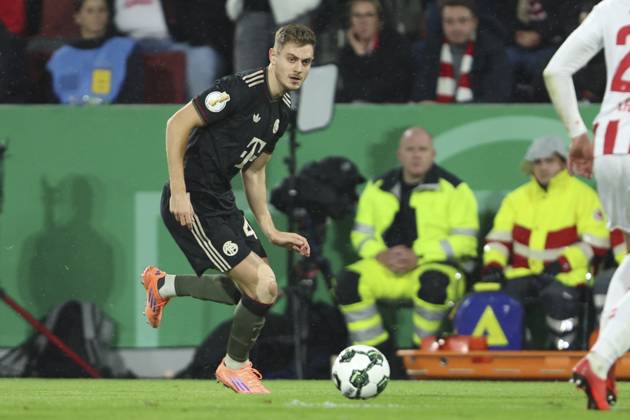 Josip Stanisic (FC Bayern München) in Aktion, am Ball, Einzelaktion waehrend des DFB-Pokal Spiels 1.FC Köln v FC Bayern München, RheinEnergieStadion am 29. October 2025 in Köln, Deutschland. (Foto von Oliver Kaelke DeFodi Images) +++ Josip Stanisic (FC Bayern München) controls the ball during the DFB-Pokal match between 1.FC Köln v FC Bayern München at RheinEnergieStadion on October 29, 2025 in Cologne, Germany. (Photo by Oliver Kaelke DeFodi Images) (Photo by Oliver Kaelke DeFodi Images) Josip Stanisic FC Bayern Munich in action, on the ball, single action during the DFB Pokal match 1 FC Köln v FC Bayern München, RheinEnergieStadion on October 29, 2025 in Cologne, Germany Photo by Oliver Kaelke DeFodi Images Josip Stanisic FC Bayern München controls the ball during the DFB Pokal match between 1 FC Köln v FC Bayern München at RheinEnergieStadion on October 29, 2025 in Cologne, Germany Photo by Oliver Kaelke DeFodi Images Photo by Oliver Kaelke DeFodi Images