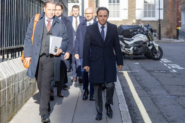 October 30, 2025, London, England, United Kingdom: Brazilian Formula One driver FELIPE MASSA arrives at the Royal Courts Of Justice where he is taking legal action against Formula One Management Limited, the FIA and Bernie Ecclestone over the 2008 World Championship, WM, Weltmeisterschaft in which he lost out to Lewis Hamilton by a single point following the Crashgate scandal at that year s Singapore Grand Prix. London United Kingdom - ZUMAs262 20251030_zip_s262_003 Copyright: xTayfunxSalcix