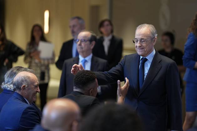 October 31, 2025, Madrid, Madrid, Spain: Florentino Perez, President of Real Madrid, greets Kylian Mbappe during the presentation of the 2024â€2025 Golden Boot to Kylian Mbappe in the VIP box at the Santiago Bernabeu Stadium on October 31, 2025 in Madrid, Spain. Madrid Spain - ZUMAa181 20251031_zaa_a181_070 Copyright: xOscarxJ.xBarrosox