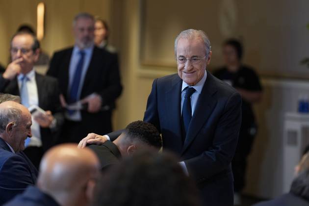 October 31, 2025, Madrid, Madrid, Spain: Florentino Perez, President of Real Madrid, greets Kylian Mbappe during the presentation of the 2024â€2025 Golden Boot to Kylian Mbappe in the VIP box at the Santiago Bernabeu Stadium on October 31, 2025 in Madrid, Spain. Madrid Spain - ZUMAa181 20251031_zaa_a181_082 Copyright: xOscarxJ.xBarrosox