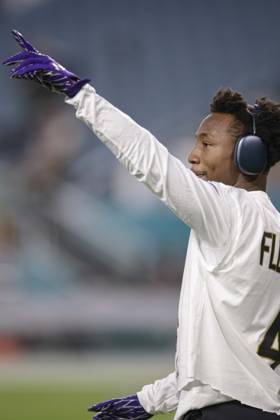 October 30, 2025, Miami Gardens, Florida, United States: Baltimore Ravens wide receiver Zay Flowers (4) looks up to the fans during pregame warmups prior to an NFL, American Football Herren, USA game against the Miami Dolphins on Thursday, October 30, 2025 at the Hard Rock Stadium. The Ravens beat the Dolphins 28-6. Miami Gardens United States - ZUMAh180 20251030_zsp_h180_052 Copyright: xKimxHukarix