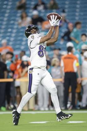 October 30, 2025, Miami Gardens, Florida, United States: Baltimore Ravens tight end Mark Andrews (89) catches a pass during pregame warmups prior to an NFL, American Football Herren, USA game against the Miami Dolphins on Thursday, October 30, 2025 at the Hard Rock Stadium. The Ravens beat the Dolphins 28-6. Miami Gardens United States - ZUMAh180 20251030_zsp_h180_053 Copyright: xKimxHukarix