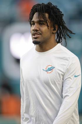 October 30, 2025, Miami Gardens, Florida, United States: Miami Dolphins wide receiver Jaylen Waddle (17) walks the field during pregame warmups prior to an NFL, American Football Herren, USA game against the Baltimore Ravens on Thursday, October 30, 2025 at the Hard Rock Stadium. The Ravens beat the Dolphins 28-6. Miami Gardens United States - ZUMAh180 20251030_zsp_h180_054 Copyright: xKimxHukarix