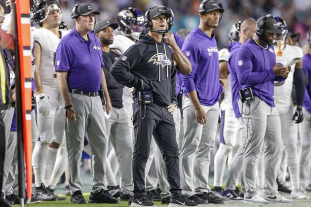 October 30, 2025, Miami Gardens, Florida, United States: Baltimore Ravens head coach John Harbaugh looks up at the Jumbotron for a replay during an NFL, American Football Herren, USA game against the Miami Dolphins on Thursday, October 30, 2025 at the Hard Rock Stadium. The Ravens beat the Dolphins 28-6. Miami Gardens United States - ZUMAh180 20251030_zsp_h180_056 Copyright: xKimxHukarix