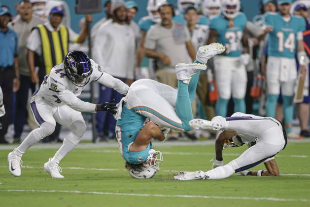 October 30, 2025, Miami Gardens, Florida, United States: Miami Dolphins tight end Tanner Conner (80) makes a reception in the first quarter during an NFL, American Football Herren, USA game against the Baltimore Ravens on Thursday, October 30, 2025 at the Hard Rock Stadium. The Ravens beat the Dolphins 28-6. Miami Gardens United States - ZUMAh180 20251030_zsp_h180_057 Copyright: xKimxHukarix