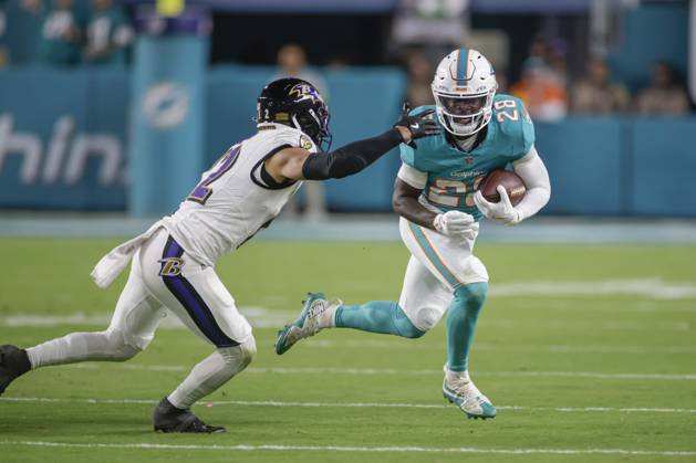 October 30, 2025, Miami Gardens, Florida, United States: Miami Dolphins running back De Von Achane (28) runs with the ball in the first quarter during an NFL, American Football Herren, USA game against the Baltimore Ravens on Thursday, October 30, 2025 at the Hard Rock Stadium. The Ravens beat the Dolphins 28-6. Miami Gardens United States - ZUMAh180 20251030_zsp_h180_060 Copyright: xKimxHukarix