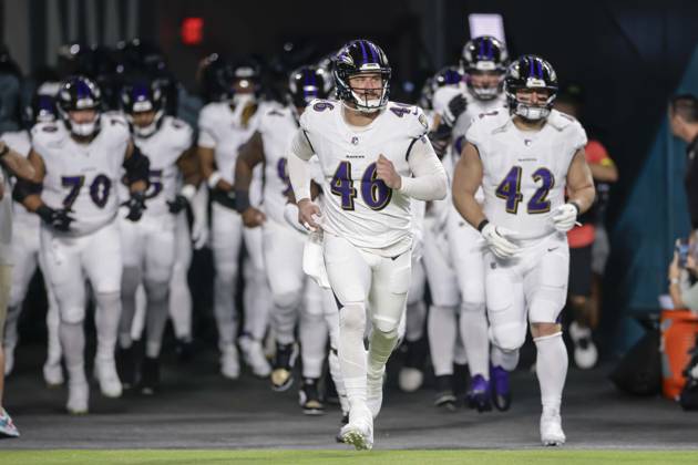 October 30, 2025, Miami Gardens, Florida, United States: The Baltimore Ravens run out to the field prior to an NFL, American Football Herren, USA game against the Miami Dolphins on Thursday, October 30, 2025 at the Hard Rock Stadium. The Ravens beat the Dolphins 28-6. Miami Gardens United States - ZUMAh180 20251030_zsp_h180_062 Copyright: xKimxHukarix