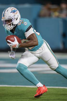 October 30, 2025, Miami Gardens, Florida, United States: Miami Dolphins wide receiver Dee Eskridge (82) returns a kick off in the first quarter during an NFL, American Football Herren, USA game against the Baltimore Ravens on Thursday, October 30, 2025 at the Hard Rock Stadium. The Ravens beat the Dolphins 28-6. Miami Gardens United States - ZUMAh180 20251030_zsp_h180_065 Copyright: xKimxHukarix