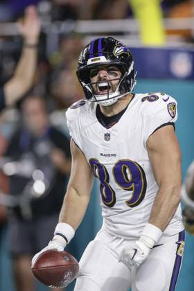 October 30, 2025, Miami Gardens, Florida, United States: Baltimore Ravens tight end Mark Andrews (89) scores a touchdown in the first quarter during an NFL, American Football Herren, USA game against the Miami Dolphins on Thursday, October 30, 2025 at the Hard Rock Stadium. The Ravens beat the Dolphins 28-6. Miami Gardens United States - ZUMAh180 20251030_zsp_h180_066 Copyright: xKimxHukarix