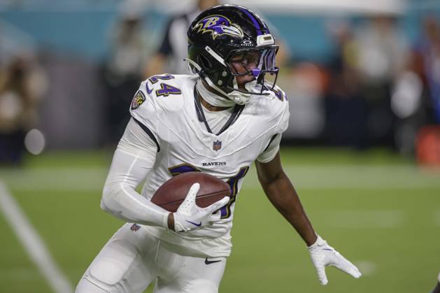 October 30, 2025, Miami Gardens, Florida, United States: Baltimore Ravens safety Malaki Starks (24) intercepts a pass intended for Miami Dolphins wide receiver Tahj Washington (84) and runs with the ball in the fourth quarter during an NFL, American Football Herren, USA game on Thursday, October 30, 2025 at the Hard Rock Stadium. The Ravens beat the Dolphins 28-6. Miami Gardens United States - ZUMAh180 20251030_zsp_h180_068 Copyright: xKimxHukarix