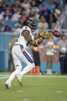 October 30, 2025, Miami Gardens, Florida, United States: Baltimore Ravens running back Derrick Henry (22) receives the pitchout and runs with the ball during an NFL, American Football Herren, USA game against the Miami Dolphins on Thursday, October 30, 2025 at the Hard Rock Stadium. The Ravens beat the Dolphins 28-6. Miami Gardens United States - ZUMAh180 20251030_zsp_h180_069 Copyright: xKimxHukarix