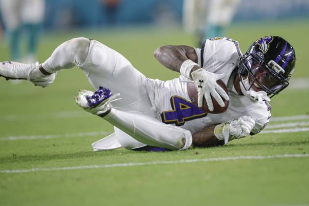 October 30, 2025, Miami Gardens, Florida, United States: Baltimore Ravens wide receiver Zay Flowers (4) makes a reception and runs with the ball in the fourth quarter during an NFL, American Football Herren, USA game against the Miami Dolphins on Thursday, October 30, 2025 at the Hard Rock Stadium. The Ravens beat the Dolphins 28-6. Miami Gardens United States - ZUMAh180 20251030_zsp_h180_071 Copyright: xKimxHukarix