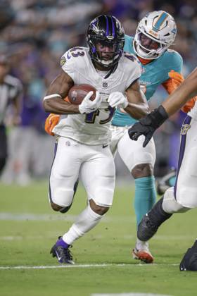 October 30, 2025, Miami Gardens, Florida, United States: Baltimore Ravens running back Justice Hill (43) runs with the ball in the fourth quarter during an NFL, American Football Herren, USA game against the Miami Dolphins on Thursday, October 30, 2025 at the Hard Rock Stadium. The Ravens beat the Dolphins 28-6. Miami Gardens United States - ZUMAh180 20251030_zsp_h180_077 Copyright: xKimxHukarix