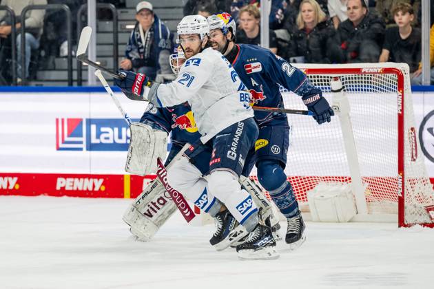 Ryan Murphy (EHC Red Bull Muenchen, 24) verteidigt gegen Kris Bennett (Adler Mannheim, 21) vor dem Tor von Mathias Niederberger (Torwart, EHC Red Bull Muenchen, 35) GER, EHC Red Bull Muenchen vs. Adler Mannheim, Eishockey, DEL, 16. Spieltag, Saison 2025 2026, 31.10.2025. GER, EHC Red Bull Muenchen vs. Adler Mannheim, Eishockey, DEL, 16. Spieltag, Saison 2025 2026, 31.10.2025. Muenchen Copyright: xEibner-Pressefoto HeikexFeinerx EP_HFR