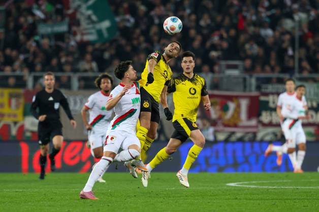 im Zweikampf, Aktion, mit Fabian Rieder 32 (FC Augsburg), Yan Couto 2 (Borussia Dortmund), FC Augsburg vs. Borussia Dortmund, Fussball, 1. Bundesliga, 9. Spieltag, 31.10.2025 DFB regulations prohibit any use of photographs as image sequences and or quasi-video Augsburg Bayern Deutschland