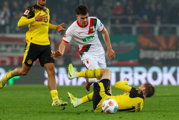 im Zweikampf, Aktion, mit Fabian Rieder 32 (FC Augsburg), Maximilian Beier 14 (Borussia Dortmund), FC Augsburg vs. Borussia Dortmund, Fussball, 1. Bundesliga, 9. Spieltag, 31.10.2025 DFB regulations prohibit any use of photographs as image sequences and or quasi-video Augsburg Bayern Deutschland